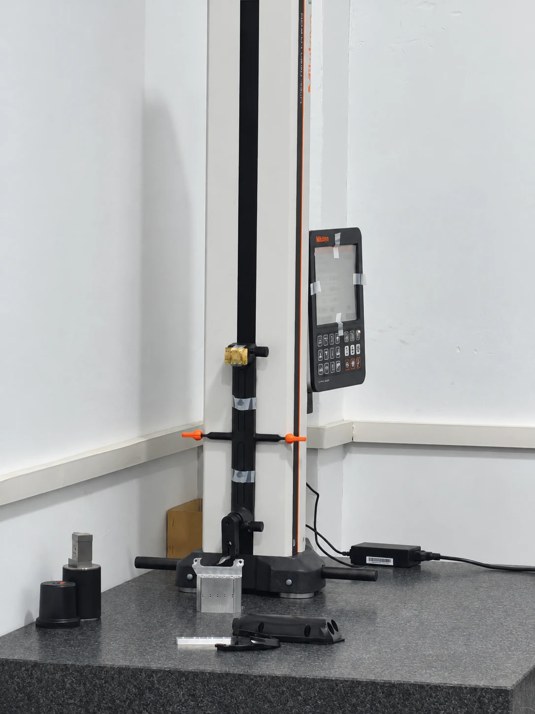 Height measuring equipment and inspection bench