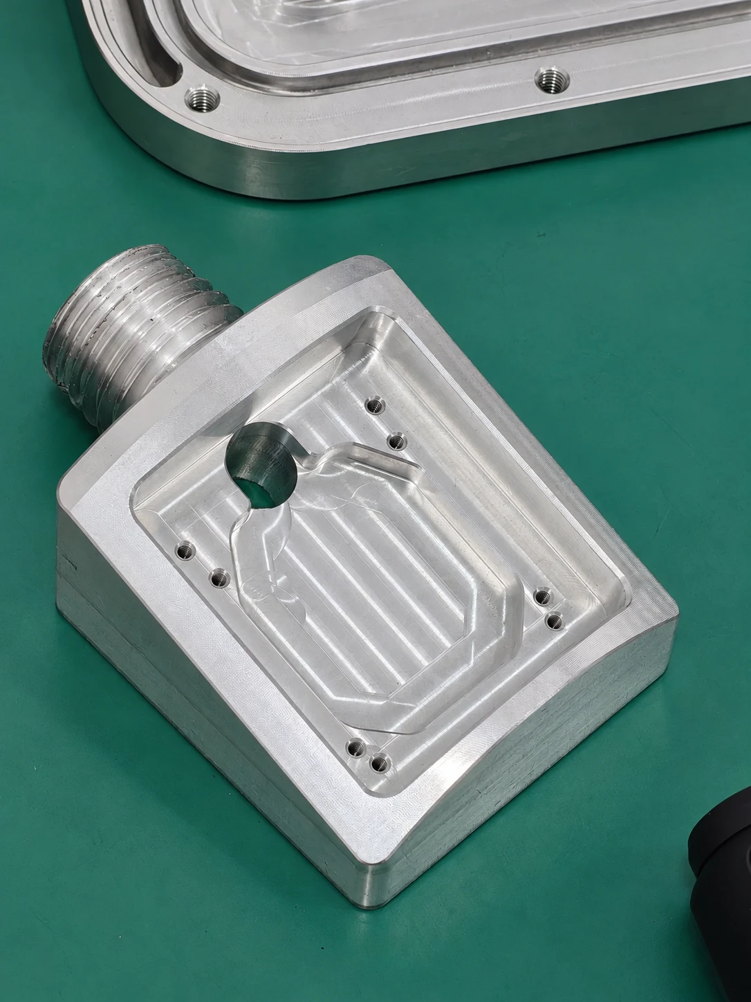 Connection threads, cavities and machining texture
